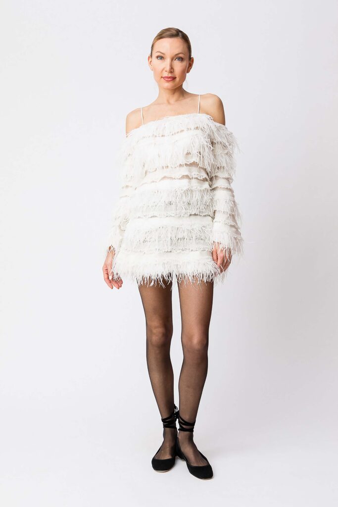 Къса плетена рокля с открити рамене и пера Twinset