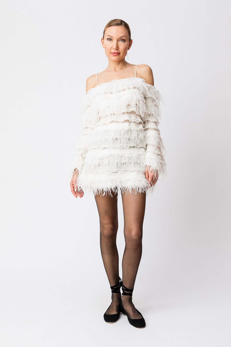 Къса плетена рокля с открити рамене и пера Twinset