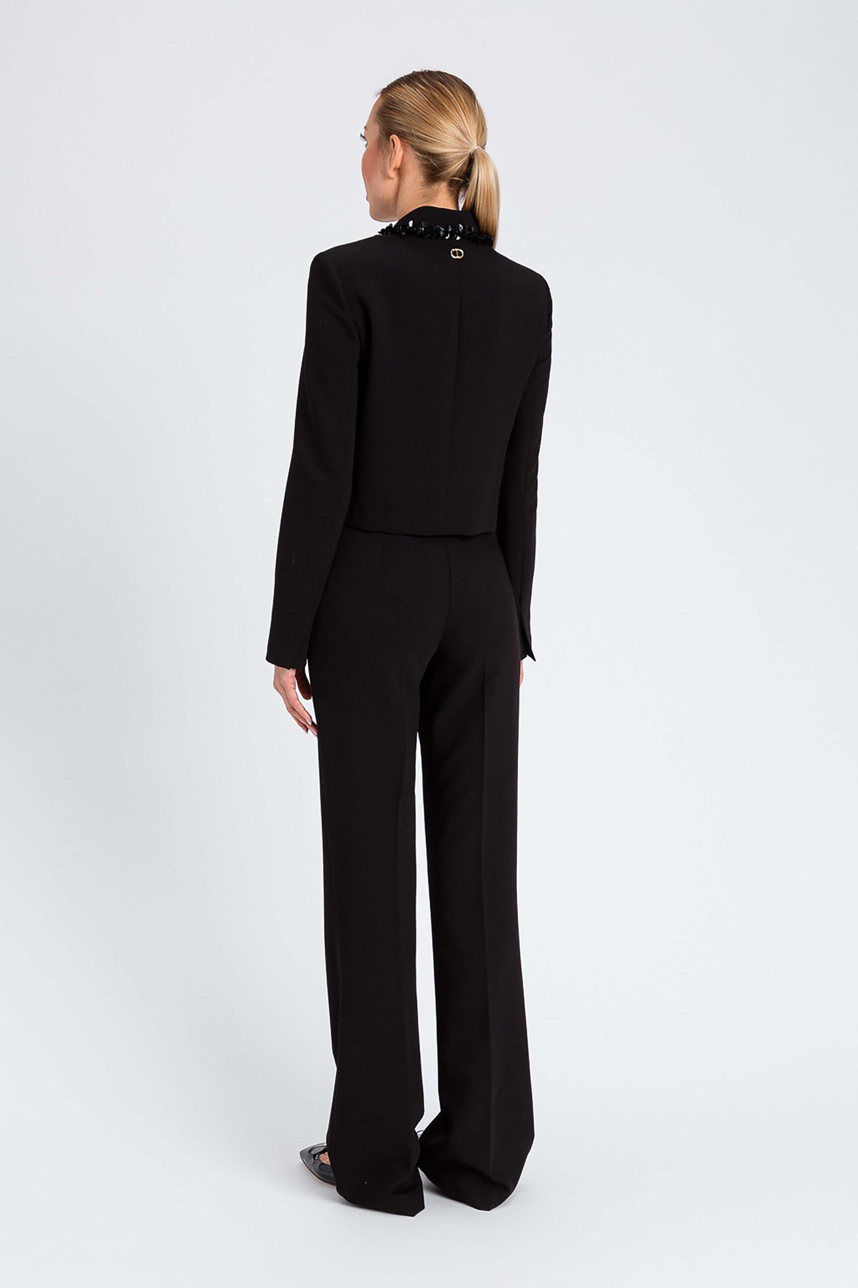 252TT2230-11 Късо яке от креп с бродерия Twinset